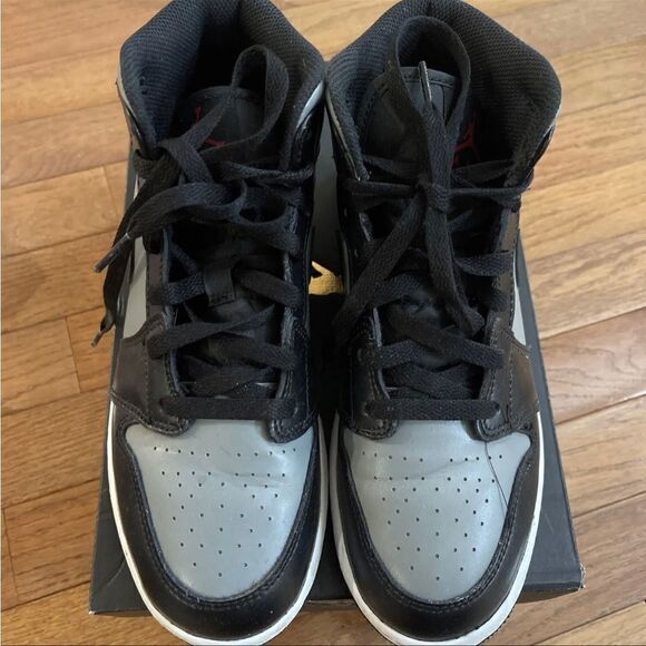 Nike Air Jordan 1 Mid Shadow Red (554724-096) Youth Size 6 GS (554725- 096) - Picture 3 of 3